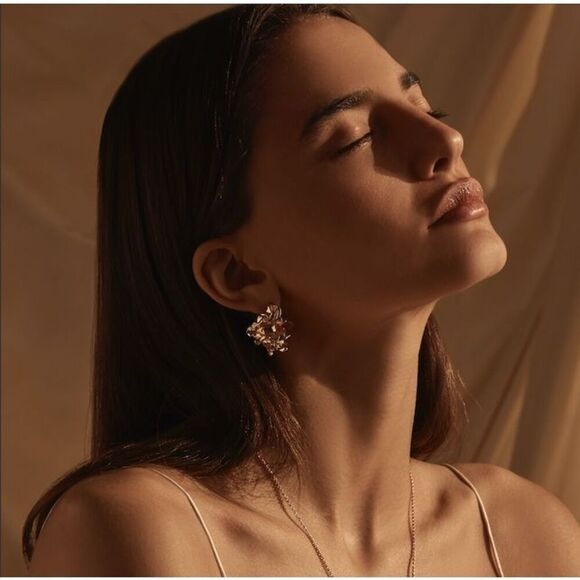 Luxurious Amber Sceats Reese Earrings Rich 24k GP Gold Nugget NEW - Picture 2 of 6